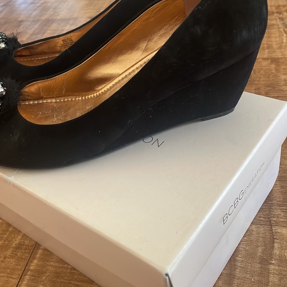 BCBG BCBGeneration BLACK Suede Telly jeweled Wedge SHOES Heels  9 - Picture 3 of 6
